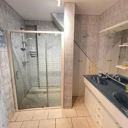 Гостевой дом Eugene & Eugenie - Maison Familiale - Proche Gare 4*